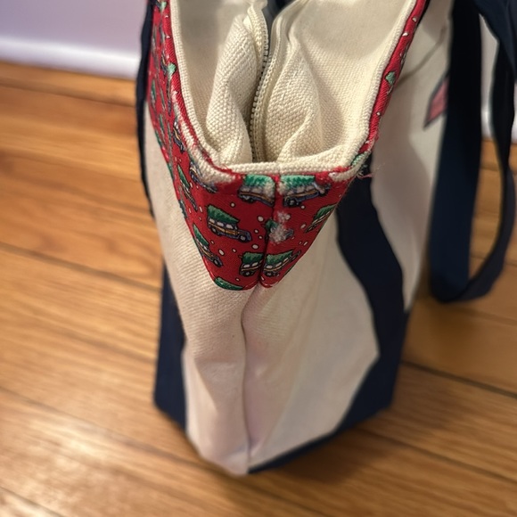 Christmas 🛻 🌲 tote by Vineyard Vines. Used. - Picture 5 of 16